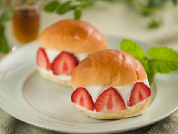 strawberry-maple-yoghurt-buns